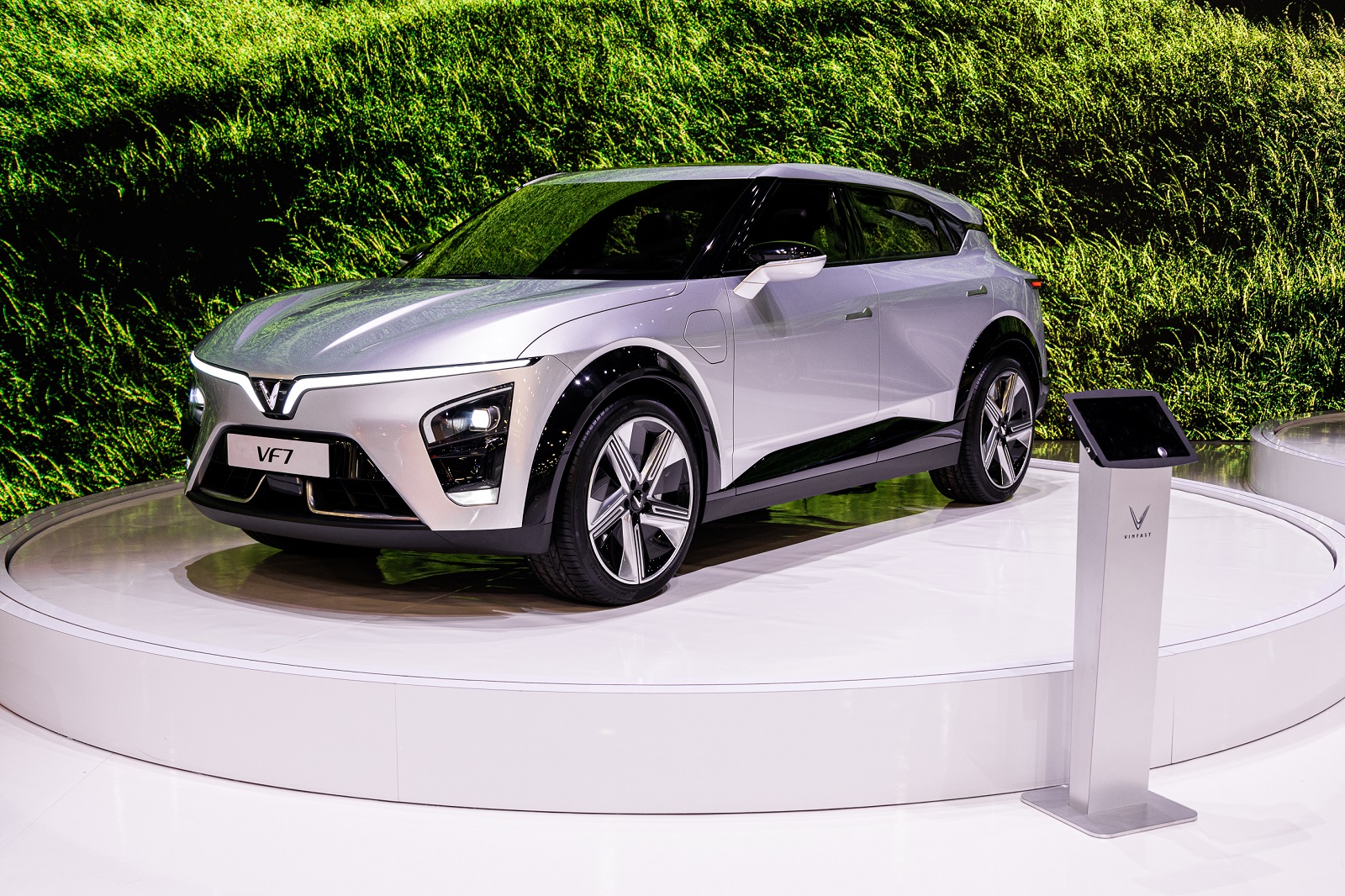 VF 7 - chiếc ô tô điện đại diện cho tương lai của ngành công nghiệp ô tô. Hình ảnh này sẽ khiến bạn thấy rõ được sự tiên tiến và hiện đại của chiếc xe này. Hãy đến và xem để khám phá thêm về tương lai của ngành ô tô điện.